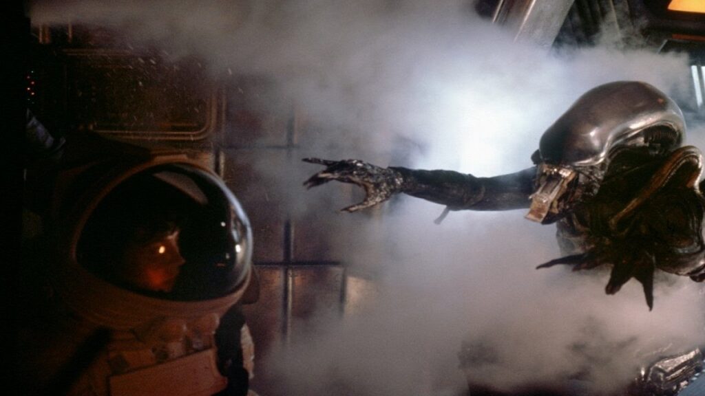 Ripley enfrentando o alienígena em Alien: O Oitavo Passageiro