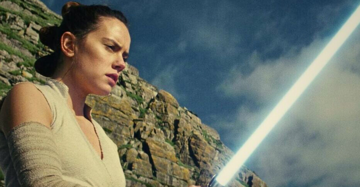 Rey e seu sabre de luz em Star Wars